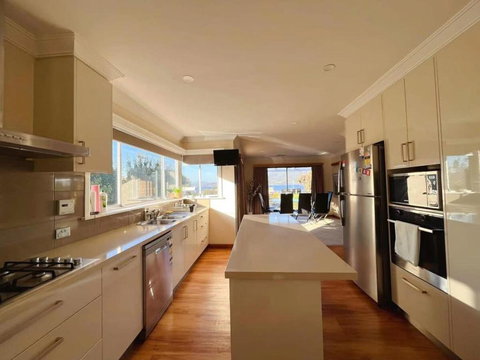 Rose Retreat With Water Front View At Montrose - Darwin Holiday 2