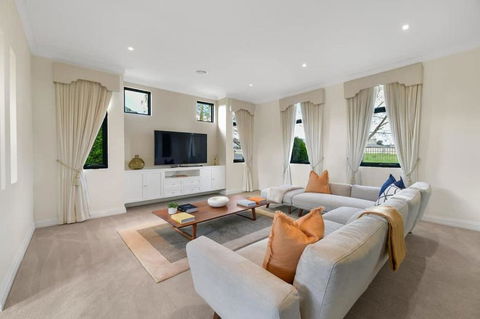 Roselawn Retreat - Pool, Incredible Views, Sleeps 8 - Darwin Holiday 1