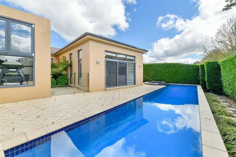 Roselawn Retreat - Pool, Incredible Views, Sleeps 8 - Darwin Holiday 3