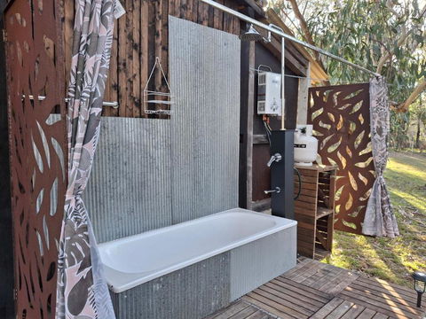 Rustic Cabin With Moon Bathing For A City Escape - Darwin Holiday 2