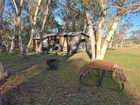 Rustic Cabin With Moon Bathing For A City Escape - Darwin Holiday 1