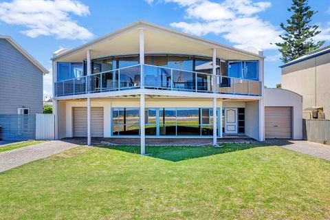 Sail Away - Aldinga Beach - C21 SouthCoast Holidays - Darwin Holiday 1