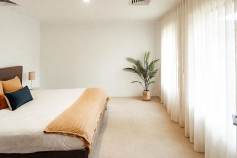 Salhus - Sleep In King Beds & Easy Walk To Town - Darwin Holiday 3