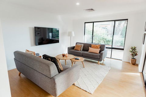 Salhus - Sleep In King Beds & Easy Walk To Town - Darwin Holiday 1