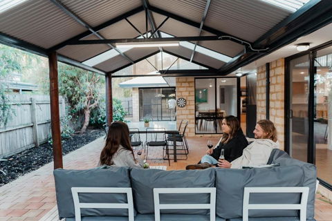 Salhus - Sleep In King Beds & Easy Walk To Town - Darwin Holiday 0