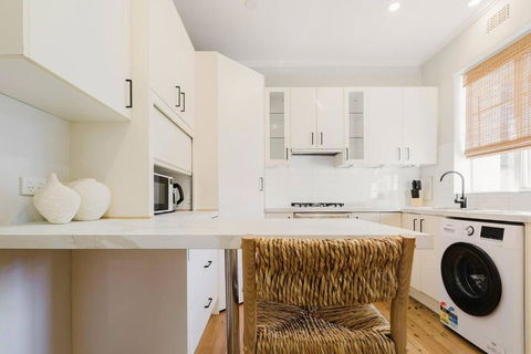 Salmon Calm - Trendy Velvet Allure By Albert Park - Darwin Holiday 1