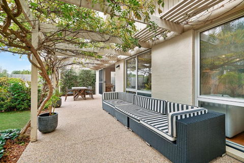 Salt Air Hideaway With Lush Backyard - Darwin Holiday 2