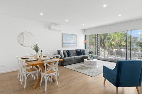 Saltwater Escape - Contemporary Seaside Stunner - Darwin Holiday 0