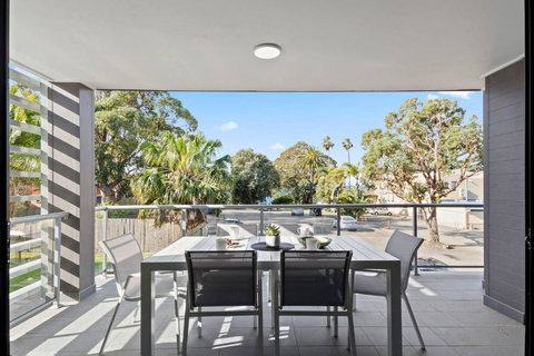 Saltwater Escape - Contemporary Seaside Stunner - Darwin Holiday 3