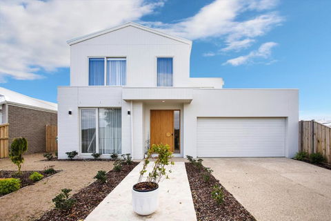 Saltwater Lux, 4 Bdrm, 3 Bath, Golf, Weddings, Beaches, Adventure Park - Darwin Holiday 2