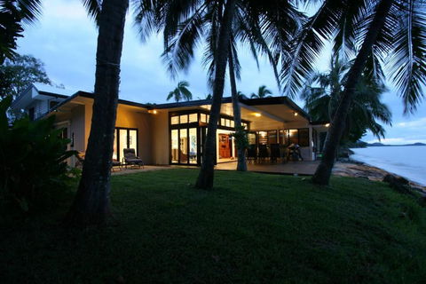 Sandcastle Retreat - Absolute Cairns Beachfront - Darwin Holiday 2
