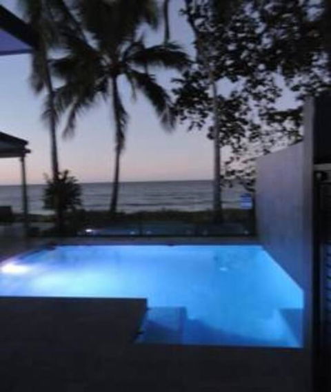 Sandcastle Retreat - Absolute Cairns Beachfront - Darwin Holiday 1