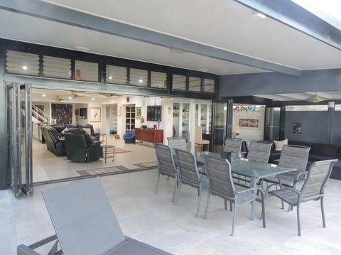 Sandcastle Retreat - Absolute Cairns Beachfront - Darwin Holiday 3
