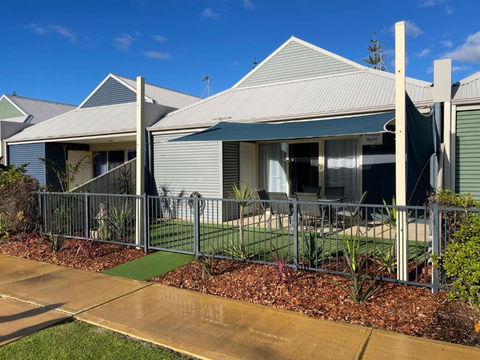 Sandpiper Escape - Darwin Holiday 0