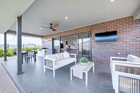 Sandstone - Family Entertainer, Refined Living - Darwin Holiday 2