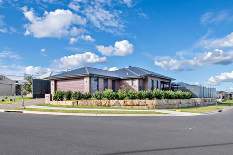 Sandstone - Family Entertainer, Refined Living - Darwin Holiday 3