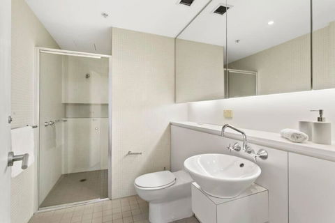 SHE35 - CBD Darling Harbour Views With Pool & Gym Access - Darwin Holiday 3