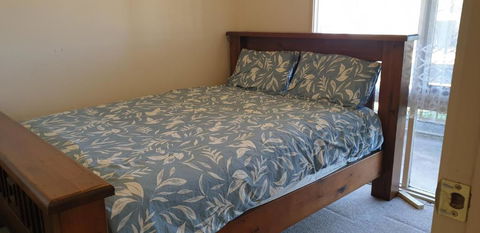 Standard Queen Size Bedroom - Darwin Holiday 1