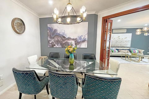 Spacious 5BR House In Hallam Near Bunjil Place - Darwin Holiday 1