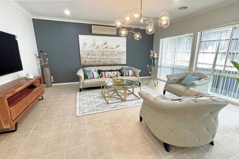 Spacious 5BR House In Hallam Near Bunjil Place - Darwin Holiday 0