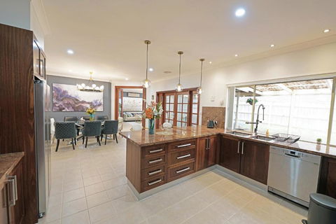Spacious 5BR House In Hallam Near Bunjil Place - Darwin Holiday 2