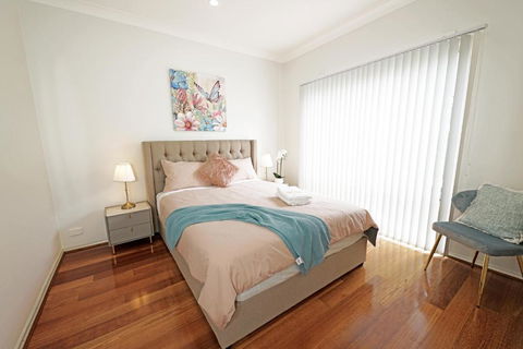 Spacious 5BR House In Hallam Near Bunjil Place - Darwin Holiday 3
