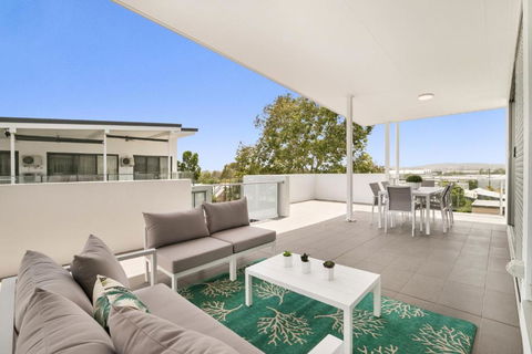 Spacious Apartment With Generous Entertaining - Darwin Holiday 1