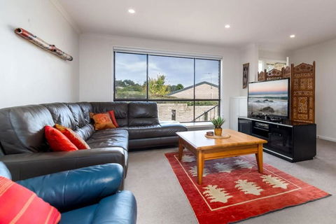 Spacious And Restful Holiday Home With Backyard - Darwin Holiday 1