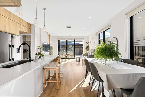 Spacious Urban Oasis In Throsby Canberra - Darwin Holiday 0