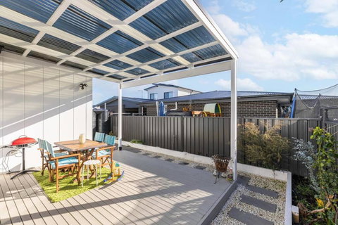 Spacious Urban Oasis In Throsby Canberra - Darwin Holiday 1