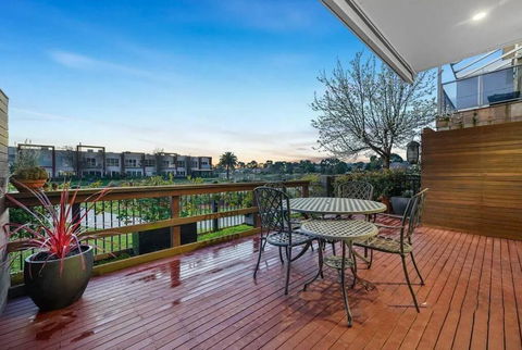 StayAU Pakenham Townhouse With Lakeview - Darwin Holiday 0