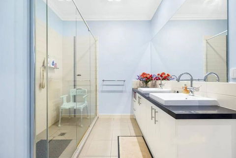 StayAU Pakenham Townhouse With Lakeview - Darwin Holiday 1