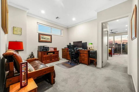 StayAU Pakenham Townhouse With Lakeview - Darwin Holiday 3