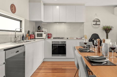 StayCentral - Thornbury Entertainer Townhouse - Darwin Holiday 1