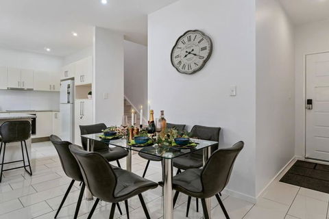 Stunning 3-bedroom Townhouse - Darwin Holiday 2