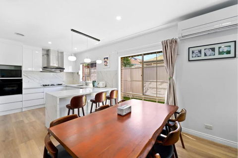 Stunning Bentleigh East 2BR Sun-Filled Home - Darwin Holiday 1