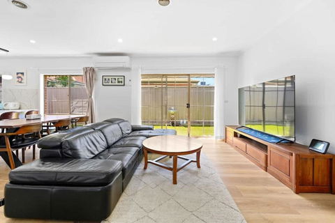 Stunning Bentleigh East 2BR Sun-Filled Home - Darwin Holiday 0