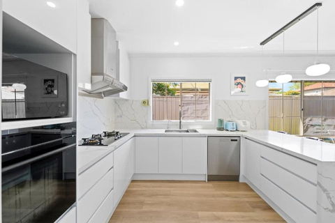 Stunning Bentleigh East 2BR Sun-Filled Home - Darwin Holiday 3