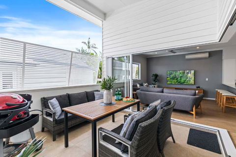 Stylish 3BD Townhouse Camp Hill, Sleeps 8, Wifi, Parking - Darwin Holiday 3