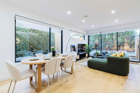 Stylish 4BR Family Townhouse With Private Courtyard - Darwin Holiday 0