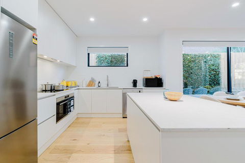Stylish 4BR Family Townhouse With Private Courtyard - Darwin Holiday 1