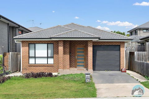 Stylish 4BR House In Minto - Near Shops & Train - Darwin Holiday 0