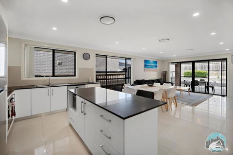 Stylish 4BR House In Minto - Near Shops & Train - Darwin Holiday 1