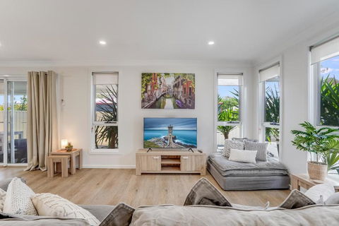 Stylish Family Home, Centrally Located. - Darwin Holiday 1