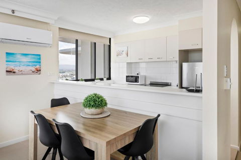 SURFERS PARADISE ABSOLUTE BEACHFRONT WITH VIEWS, HIGH LEVEL 1br Apt - IDEAL FOR COUPLES Or 2 PPL TRAVELLING TOGETHER - Darwin Holiday 3