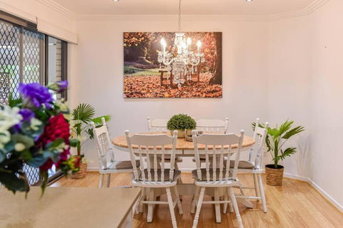 The Arcadia - Entire Luxurious English Cottage With Huge Privacy Near CBD - Darwin Holiday 1