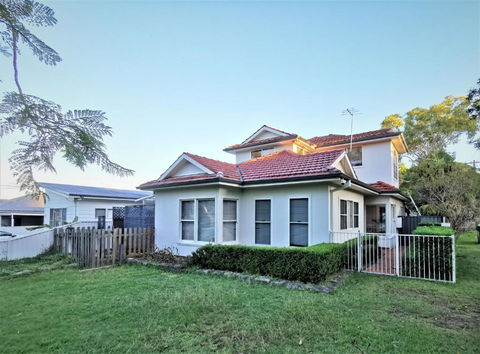 Sydney Meets Miranda, Comfy 4 Bedrooms Corner House - Darwin Holiday 1