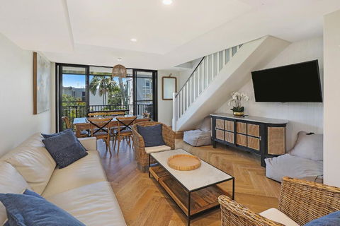 TARA7- On Trend At Taranaki - Darwin Holiday 0