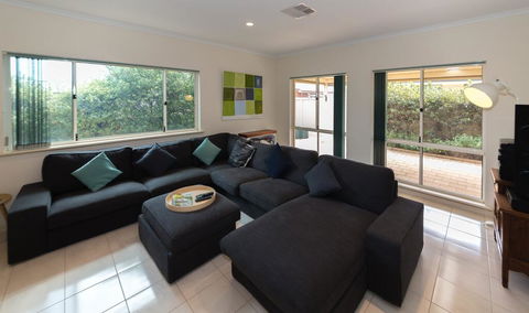 Beachside At Normanville - 7 Ronald Street - Darwin Holiday 0