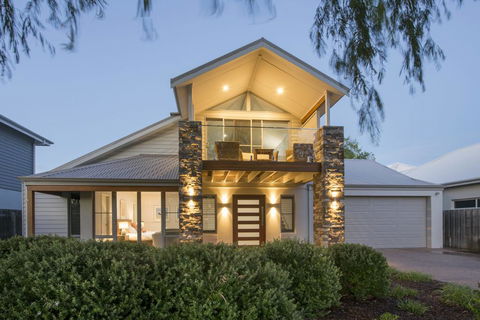 Beachstone - Stylish Spacious Home Opposite Beach And Close To Town - Darwin Holiday 0